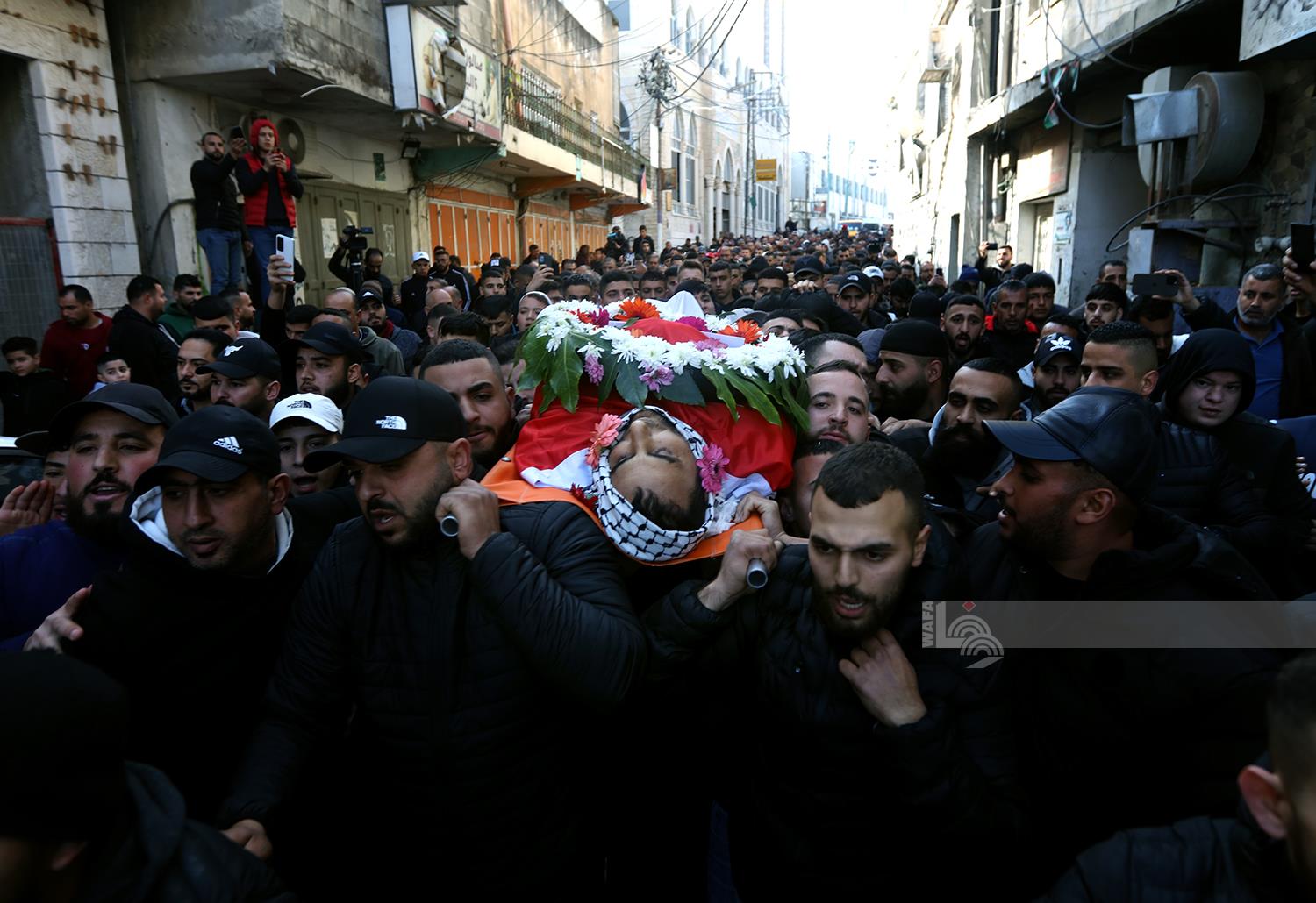 تشييع جثمان الشهيد سمير أصلان (41 عاما) في مخيم قلنديا شمال القدس المحتلة (تصوير: تامر بانا/وفا)